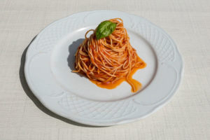 Spaghetti mit schwarzer Knoblauch Tomatensoße